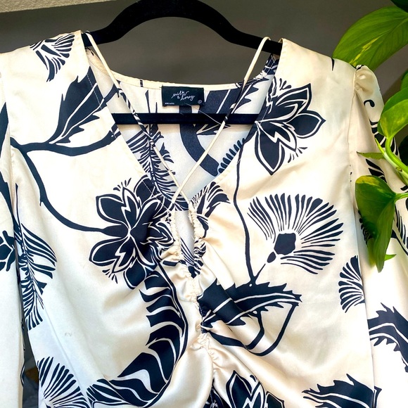 The cutest blouse - Picture 2 of 4